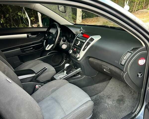 Серый Киа Сид, объемом двигателя 1.59 л и пробегом 210 тыс. км за 8000 $, фото 13 на Automoto.ua