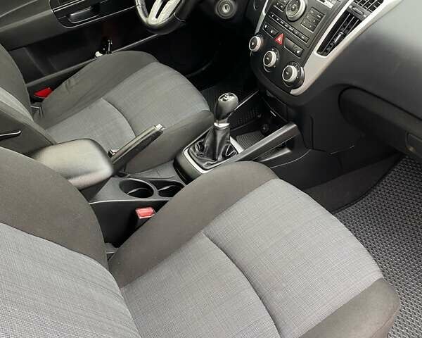 Серый Киа Сид, объемом двигателя 1.6 л и пробегом 300 тыс. км за 6700 $, фото 14 на Automoto.ua