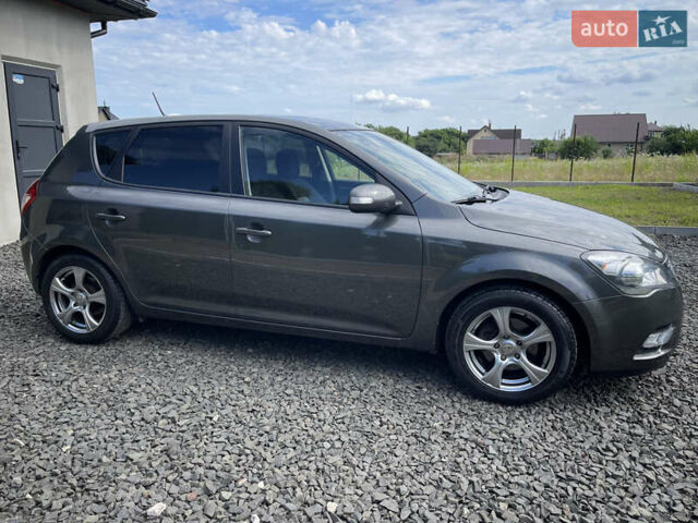Серый Киа Сид, объемом двигателя 1.6 л и пробегом 244 тыс. км за 8500 $, фото 3 на Automoto.ua