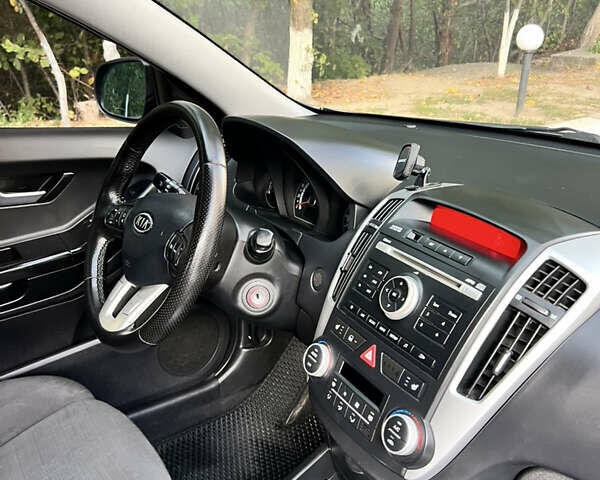Серый Киа Сид, объемом двигателя 1.59 л и пробегом 210 тыс. км за 8000 $, фото 10 на Automoto.ua