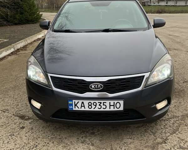 Серый Киа Сид, объемом двигателя 1.6 л и пробегом 300 тыс. км за 6700 $, фото 7 на Automoto.ua