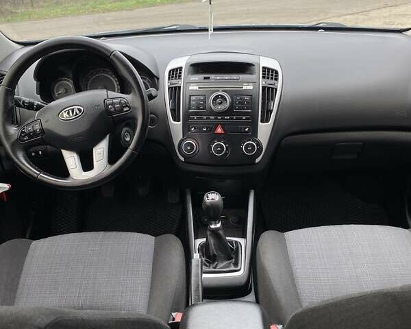 Серый Киа Сид, объемом двигателя 1.6 л и пробегом 300 тыс. км за 6700 $, фото 17 на Automoto.ua