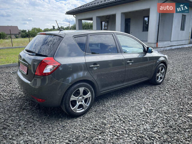 Серый Киа Сид, объемом двигателя 1.6 л и пробегом 244 тыс. км за 8500 $, фото 4 на Automoto.ua