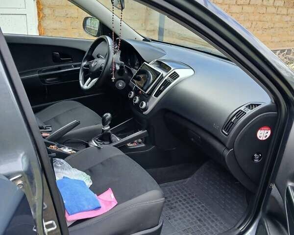 Серый Киа Сид, объемом двигателя 1.4 л и пробегом 264 тыс. км за 5800 $, фото 5 на Automoto.ua