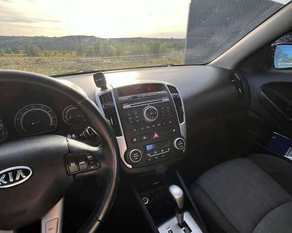 Серый Киа Сид, объемом двигателя 1.59 л и пробегом 210 тыс. км за 8000 $, фото 21 на Automoto.ua