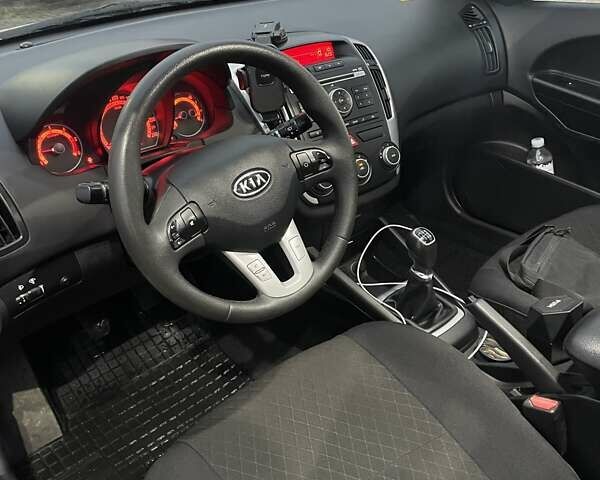 Серый Киа Сид, объемом двигателя 1.58 л и пробегом 238 тыс. км за 6100 $, фото 9 на Automoto.ua