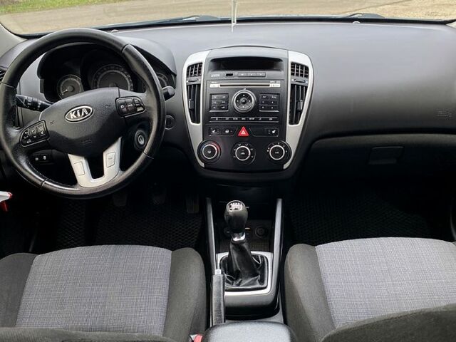 Серый Киа Сид, объемом двигателя 1.6 л и пробегом 300 тыс. км за 6700 $, фото 12 на Automoto.ua