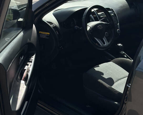 Серый Киа Сид, объемом двигателя 1.59 л и пробегом 235 тыс. км за 6700 $, фото 7 на Automoto.ua