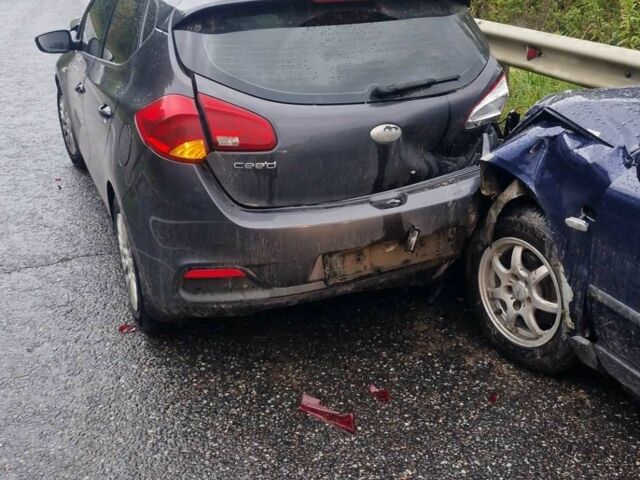 Сірий Кіа Сід, об'ємом двигуна 0 л та пробігом 171 тис. км за 3000 $, фото 4 на Automoto.ua