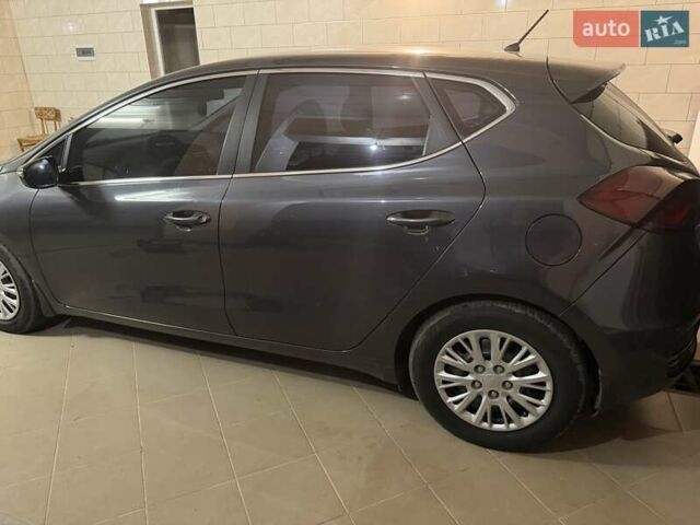 Серый Киа Сид, объемом двигателя 1.58 л и пробегом 84 тыс. км за 12500 $, фото 4 на Automoto.ua