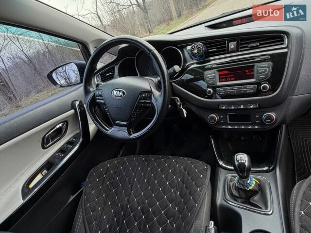 Серый Киа Сид, объемом двигателя 1.58 л и пробегом 70 тыс. км за 15000 $, фото 2 на Automoto.ua