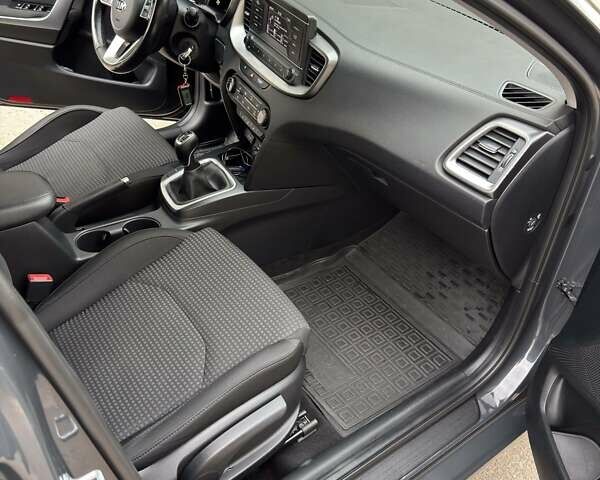 Серый Киа Сид, объемом двигателя 1.59 л и пробегом 98 тыс. км за 14000 $, фото 15 на Automoto.ua