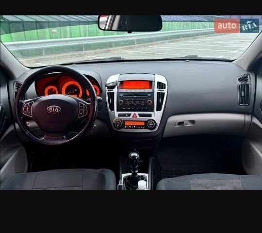 Серый Киа Сид, объемом двигателя 1.6 л и пробегом 220 тыс. км за 4100 $, фото 9 на Automoto.ua