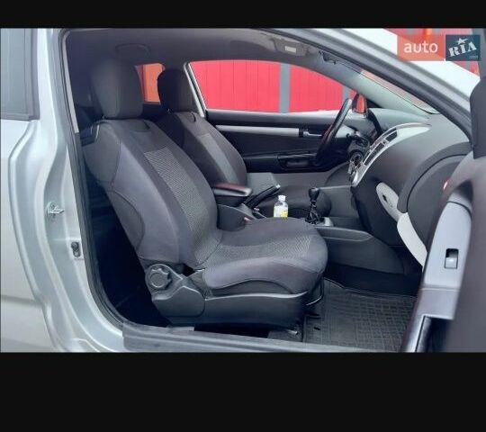 Серый Киа Сид, объемом двигателя 1.6 л и пробегом 220 тыс. км за 4100 $, фото 4 на Automoto.ua