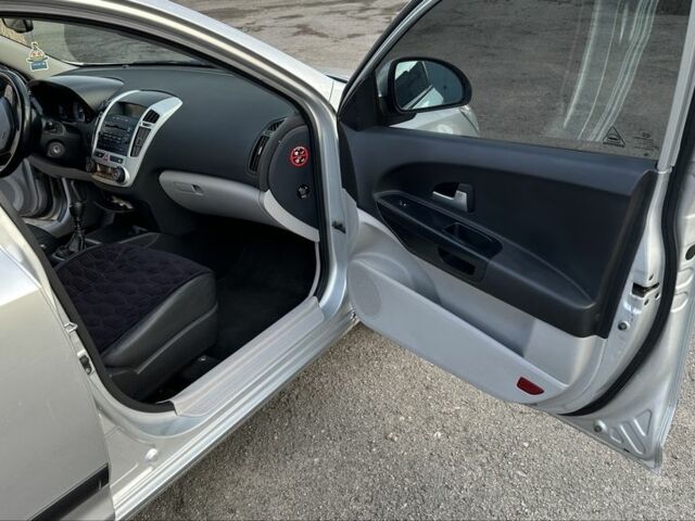 Серый Киа Сид, объемом двигателя 1.6 л и пробегом 208 тыс. км за 6400 $, фото 11 на Automoto.ua