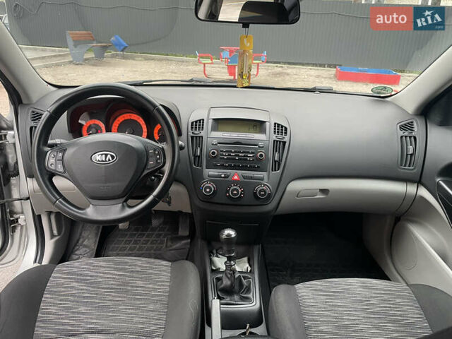 Серый Киа Сид, объемом двигателя 1.59 л и пробегом 256 тыс. км за 5850 $, фото 8 на Automoto.ua