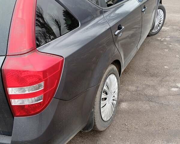 Серый Киа Сид, объемом двигателя 1.6 л и пробегом 270 тыс. км за 5000 $, фото 4 на Automoto.ua