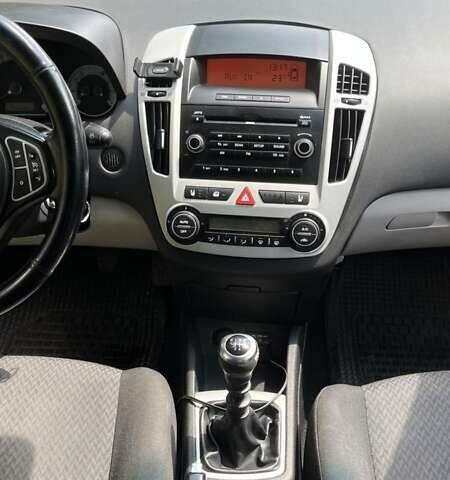Серый Киа Сид, объемом двигателя 1.6 л и пробегом 346 тыс. км за 5100 $, фото 17 на Automoto.ua