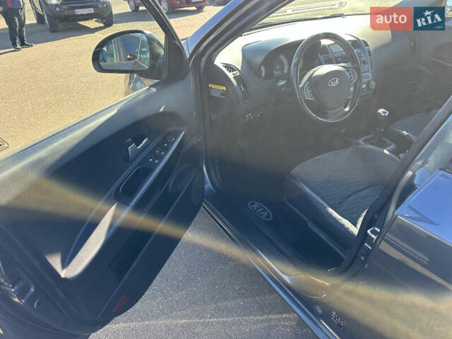 Сірий Кіа Сід, об'ємом двигуна 1.6 л та пробігом 190 тис. км за 6300 $, фото 7 на Automoto.ua