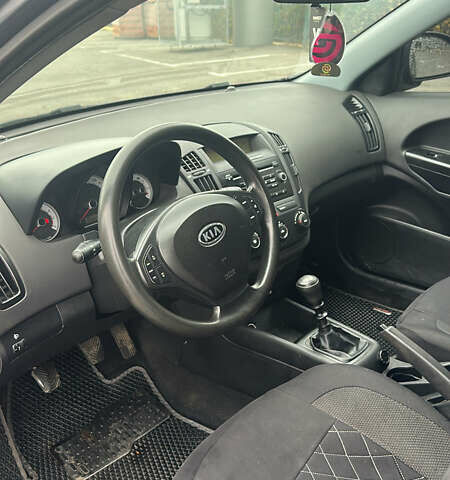 Серый Киа Сид, объемом двигателя 1.4 л и пробегом 258 тыс. км за 4599 $, фото 10 на Automoto.ua