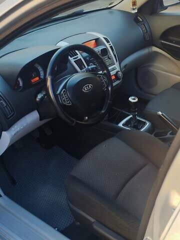 Серый Киа Сид, объемом двигателя 1.6 л и пробегом 237 тыс. км за 6000 $, фото 1 на Automoto.ua