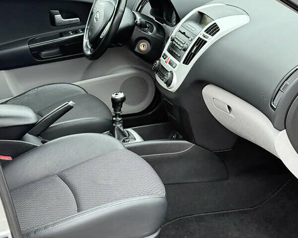 Серый Киа Сид, объемом двигателя 1.6 л и пробегом 223 тыс. км за 6000 $, фото 14 на Automoto.ua