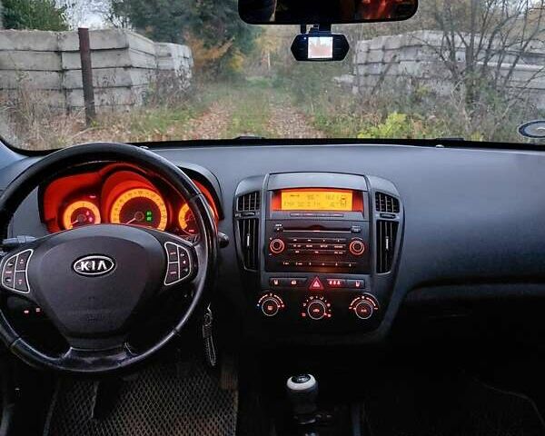 Серый Киа Сид, объемом двигателя 1.6 л и пробегом 345 тыс. км за 5500 $, фото 16 на Automoto.ua