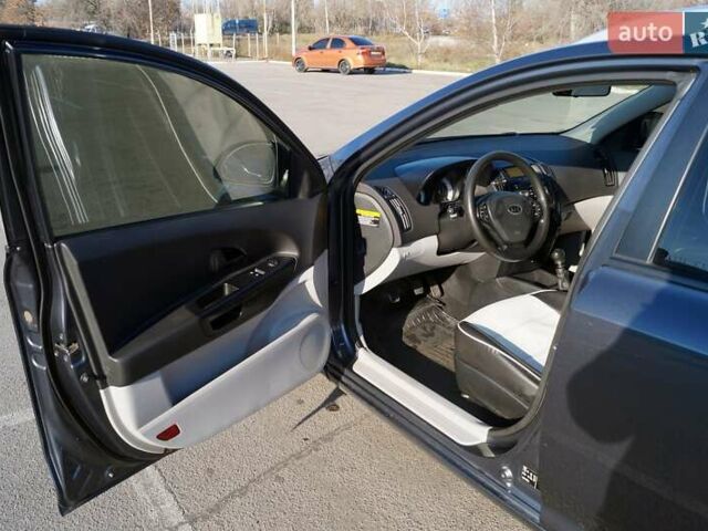 Киа Сид 2008 в Запорожье на Automoto.ua Серый Киа Сид, объемом двигателя 1.6 л и пробегом 230 тыс. км за 5300 $, фото 3 на Automoto.ua