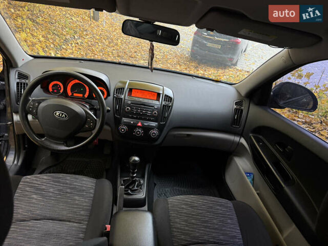 Серый Киа Сид, объемом двигателя 1.4 л и пробегом 800 тыс. км за 5499 $, фото 7 на Automoto.ua