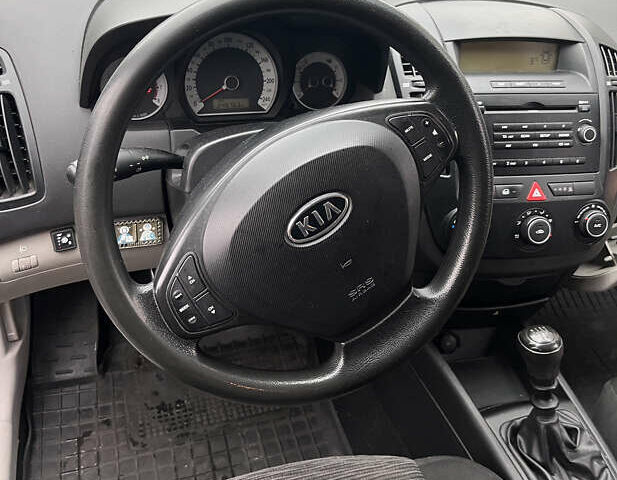 Серый Киа Сид, объемом двигателя 1.59 л и пробегом 249 тыс. км за 5100 $, фото 16 на Automoto.ua