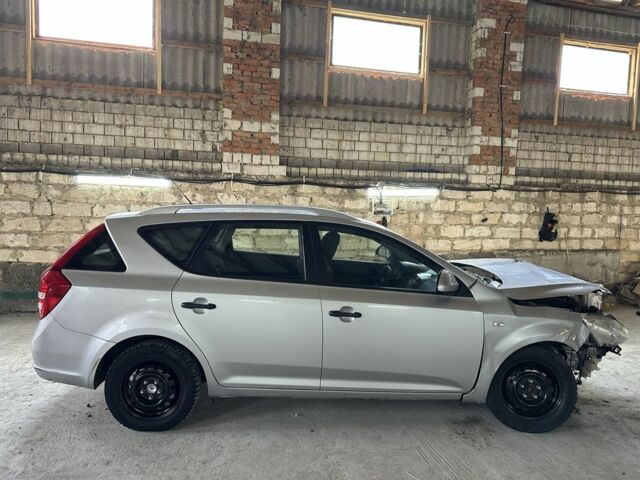 Серый Киа Сид, объемом двигателя 1.6 л и пробегом 281 тыс. км за 1750 $, фото 3 на Automoto.ua
