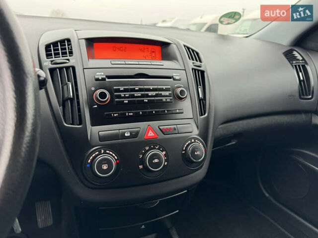 Серый Киа Сид, объемом двигателя 1.6 л и пробегом 216 тыс. км за 7300 $, фото 65 на Automoto.ua