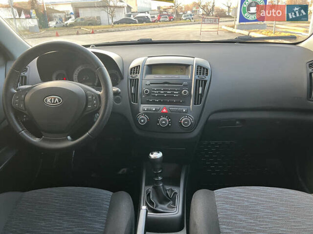Серый Киа Сид, объемом двигателя 1.58 л и пробегом 250 тыс. км за 5800 $, фото 6 на Automoto.ua