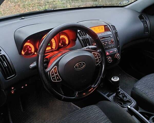 Серый Киа Сид, объемом двигателя 1.6 л и пробегом 345 тыс. км за 5500 $, фото 12 на Automoto.ua