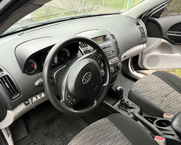 Серый Киа Сид, объемом двигателя 1.59 л и пробегом 249 тыс. км за 5100 $, фото 4 на Automoto.ua