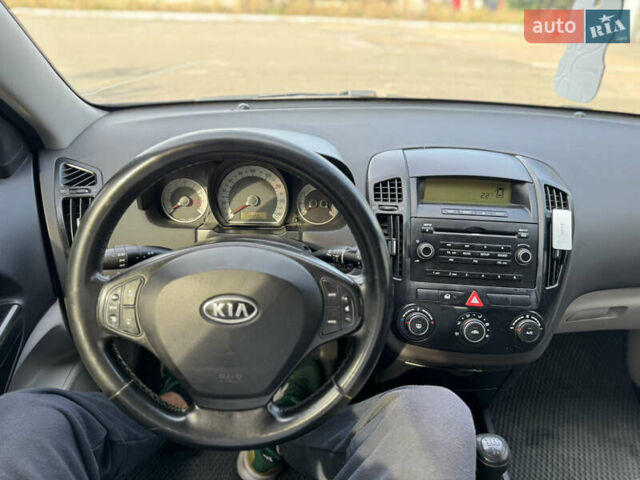 Серый Киа Сид, объемом двигателя 1.6 л и пробегом 289 тыс. км за 5400 $, фото 7 на Automoto.ua