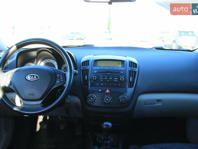 Серый Киа Сид, объемом двигателя 1.59 л и пробегом 275 тыс. км за 5200 $, фото 17 на Automoto.ua