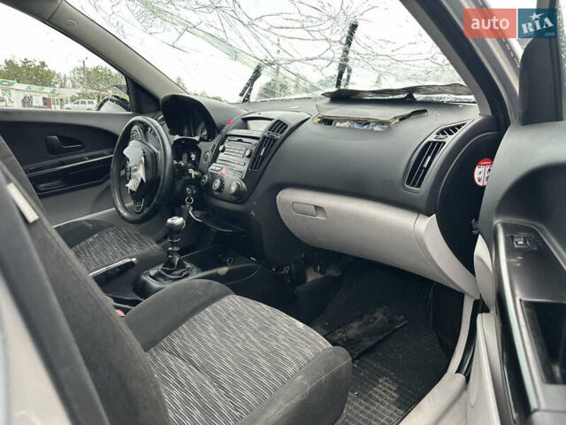 Серый Киа Сид, объемом двигателя 1.59 л и пробегом 281 тыс. км за 1650 $, фото 12 на Automoto.ua