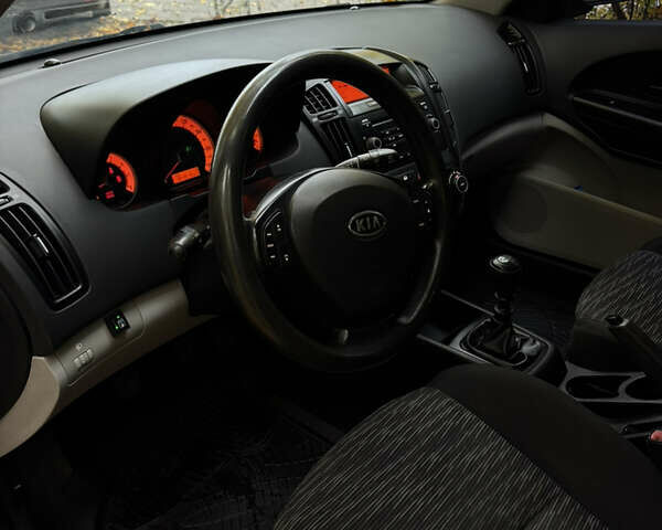 Серый Киа Сид, объемом двигателя 1.4 л и пробегом 800 тыс. км за 5499 $, фото 10 на Automoto.ua