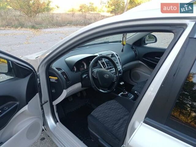 Серый Киа Сид, объемом двигателя 1.6 л и пробегом 350 тыс. км за 5000 $, фото 2 на Automoto.ua