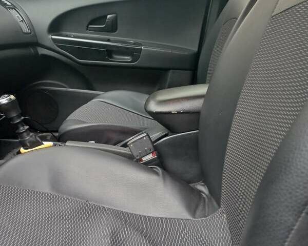 Серый Киа Сид, объемом двигателя 2 л и пробегом 288 тыс. км за 5500 $, фото 5 на Automoto.ua