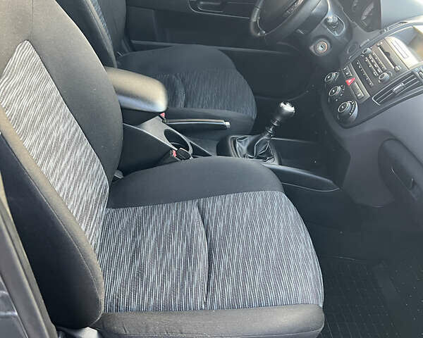 Серый Киа Сид, объемом двигателя 1.58 л и пробегом 250 тыс. км за 5800 $, фото 9 на Automoto.ua