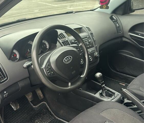 Серый Киа Сид, объемом двигателя 1.4 л и пробегом 258 тыс. км за 4599 $, фото 4 на Automoto.ua