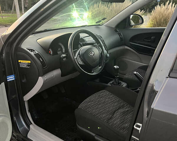 Киа Сид 2008 в Черкассах на Automoto.ua Серый Киа Сид, объемом двигателя 1.58 л и пробегом 165 тыс. км за 5700 $, фото 11 на Automoto.ua