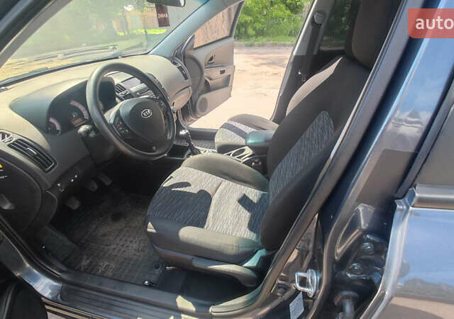 Серый Киа Сид, объемом двигателя 1.6 л и пробегом 246 тыс. км за 5500 $, фото 4 на Automoto.ua