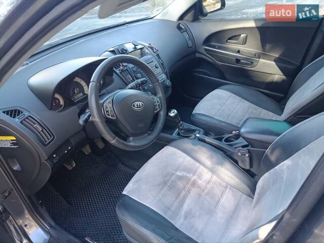 Серый Киа Сид, объемом двигателя 1.58 л и пробегом 270 тыс. км за 6000 $, фото 11 на Automoto.ua