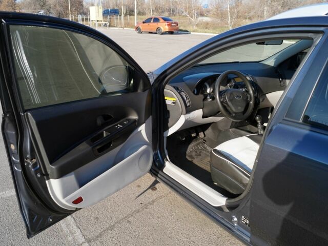 Сірий Кіа Сід, об'ємом двигуна 1.6 л та пробігом 231 тис. км за 5500 $, фото 8 на Automoto.ua