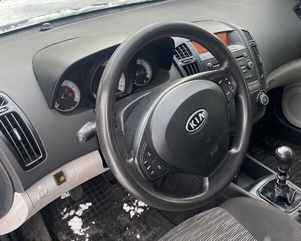 Сірий Кіа Сід, об'ємом двигуна 1.6 л та пробігом 260 тис. км за 3499 $, фото 13 на Automoto.ua