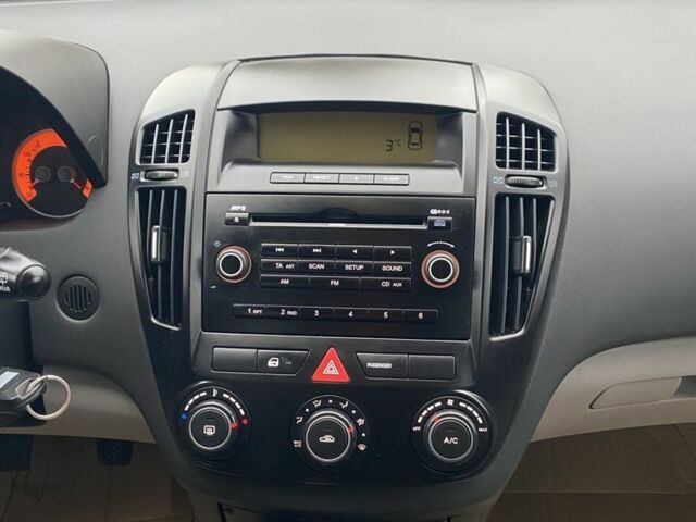 Серый Киа Сид, объемом двигателя 1.4 л и пробегом 227 тыс. км за 5300 $, фото 5 на Automoto.ua