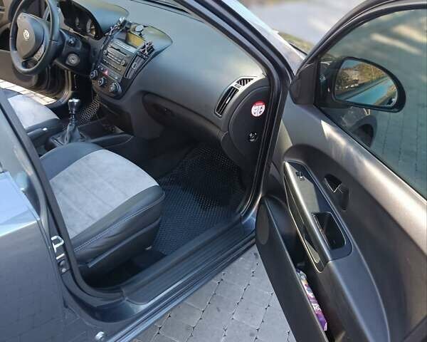 Серый Киа Сид, объемом двигателя 1.58 л и пробегом 270 тыс. км за 6000 $, фото 4 на Automoto.ua